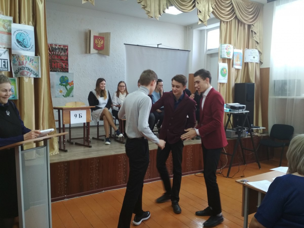 Школьники в Морозовске разыграли ситуации, когда человека заставляют принять наркотик