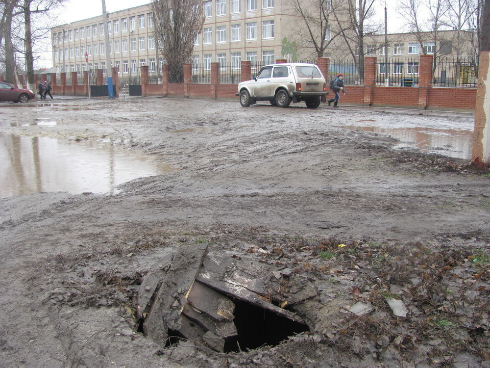Спасатели оперативно отреагировали на сообщение «Блокнота Морозовска»  об открытом люке у школы