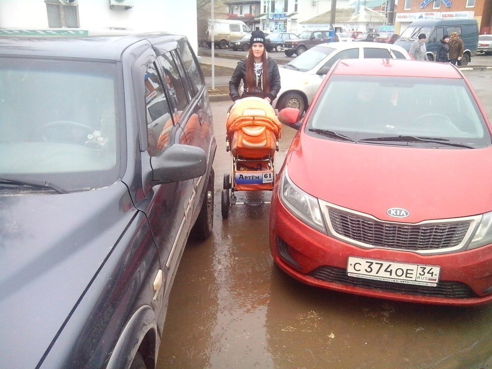 В выходные переход в центре Морозовска снова был уставлен автомобилями - рубрика «Паркуюсь как хочу»