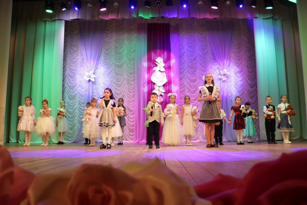 Красивый концерт ко Дню матери состоялся в Морозовске в районном доме культуры