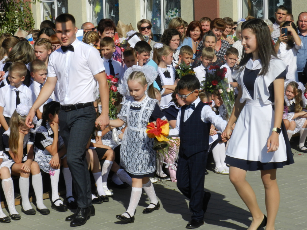 485 первоклашек впервые сели за парты в школах Морозовского района