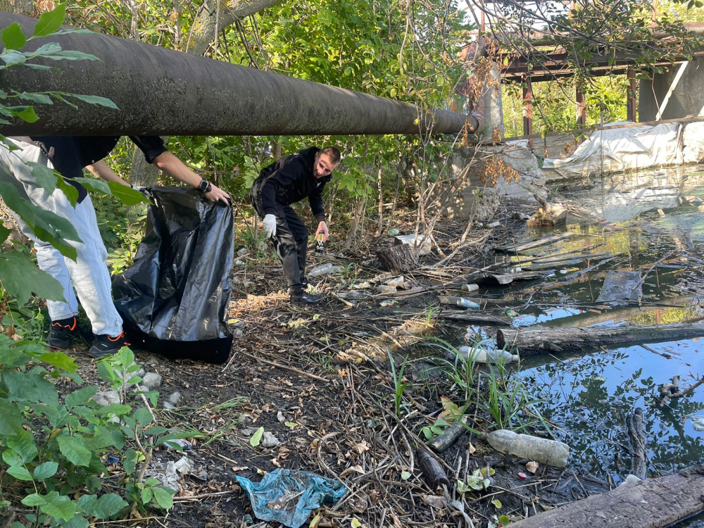 10 мешков отходов смогли собрать участники акции «Вода России» возле водокачки в Морозовске
