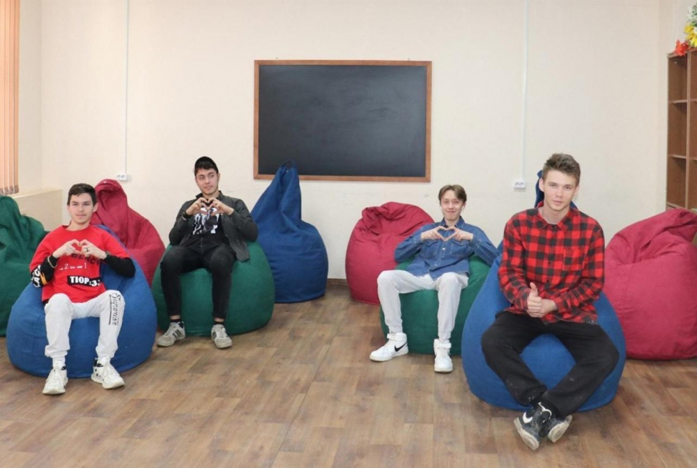 Молодежный центр в Морозовске доукомплектовали десятью удобными креслами-мешками