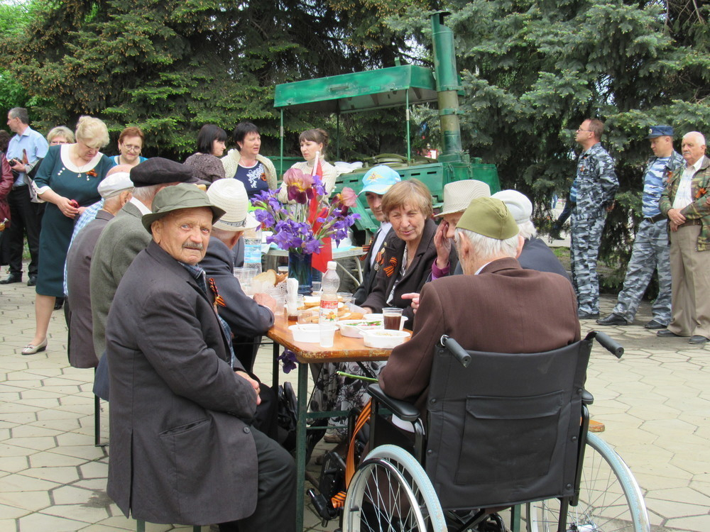 В Морозовске ветеранов в День Победы угощала походная кухня