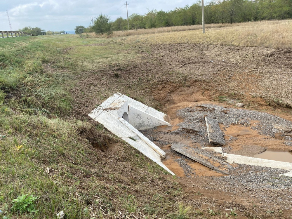 Вода пришла с полей: новую ливневую канализацию на трассе М21 возле Морозовска обустроили без учета рельефа местности