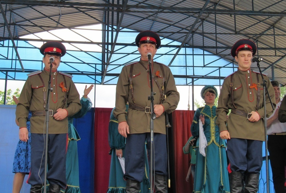 На площади Морозовска 6 мая собралось более 1000 человек для исполнения песни «День Победы»