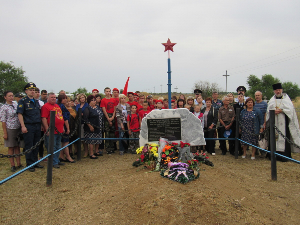 Памятник жертвам войны торжественно открыли в Морозовске