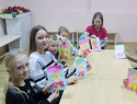 «Тепло маминых рук»: в Морозовске дети создали открытки ко Дню матери
