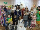 Сказочное представление с Дедом Морозом и Снегурочкой подготовили волонтеры Морозовска для ребят из приюта