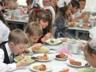 Вопрос-ответ: Кто занимается организацией питания в школьных столовых, и куда жаловаться, если если недодают сдачу?