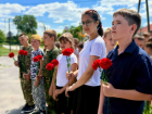 «Мы помним»: молодёжь Морозовского района почтила память героев в День памяти и скорби