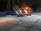 В Морозовске вышли на ночную борьбу со снегом