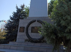 Грубую орфографическую ошибку нашли на отремонтированном на памятнике в Морозовске 