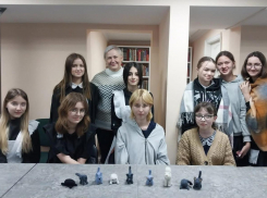 Забавных шерстяных котиков сделали школьницы на мастер-классе в библиотеке Морозовска