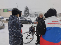 О новых способах мошенничества волонтеры и полиция информируют морозовчан на улицах 
