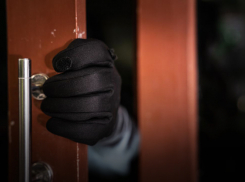 Телевизор, хлебопечь, 4 ковровые дорожки, ковер и 50 бутылок подсолнечного масла вынесла знакомая из дома морозовчанки