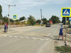 Два манекена в виде юных инспекторов дорожного движения установили около школы №3 в Морозовске