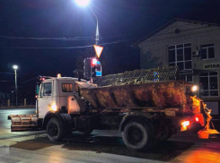 Коммунальные службы Морозовска вышли на ночную борьбу с гололёдом