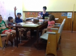 Буклет «Воспитываем грамотного пешехода» подарили детям в Вишневке