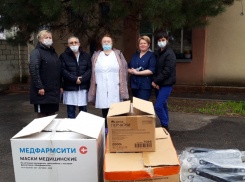 Казаки приобрели для медиков маски, перчатки, пульсоксиметры, бесконтактные термометры, многоразовые комбинезоны и лицевые защитные экраны