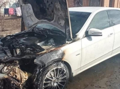 Дорогая иномарка «Мercedes Е300» загорелась на улице Чапаева в Морозовске 