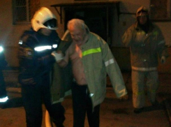 Появилось видео спасения людей из задымленного пожаром многоквартирного дома в Морозовске