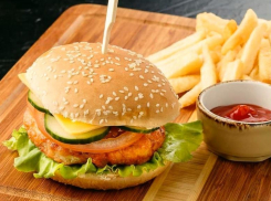 Встречай осень вкусно с хрустящими бургерами от «Black&White» 