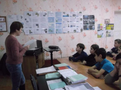 «Героями не становятся, героями рождаются»: в библиотеке хутора Старо-Петровского прошел устный журнал