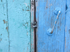 Пока хозяин находился в командировке, злоумышленник проник в дом и обокрал его