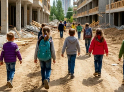 Родители могут проверить опасные места для возможных прогулок детей в Морозовском районе