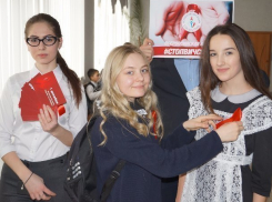 Красные ленточки, флаеры и концерт - в Морозовске прошла акция против СПИДа 