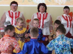 Казачьими танцами и «джигитовкой» отметили праздник Покрова «Звёздочки» в Морозовске 