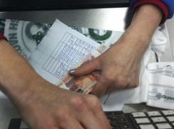 Вопрос-ответ: Почему жителей Знаменки обязали расписываться за каждую потраченную крупную купюру?