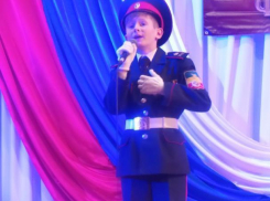 «Во славу Отечества»: мужчин Морозовска поздравили юные казаки