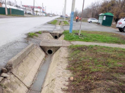 Город готовят к дождям: ливнёвки прочищают от мусора и листьев