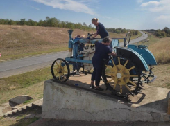 В Морозовском районе отреставрировали старинный памятник - трактор 30-х годов 