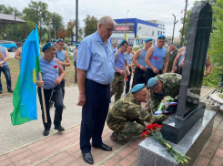 Акция «Голубые береты» в честь Дня ВДВ прошла в Морозовске в центре города 