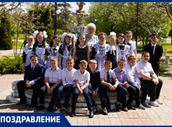 Светлану Николаевну Жукову поздравили с окончанием учебного года и от души поблагодарили родители 4 «а» класса