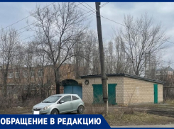 Жильцы многоквартирных домов на улице Истомина в Морозовске боятся, что ещё один старый столб может упасть