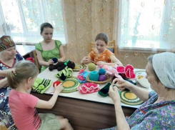 «Серебряные волонтёры» в Морозовске ведут кружок вязания и учат детей делать красивые поделки