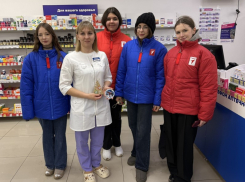 Участники Движения первых поздравили морозовчан на рабочих местах с Новым годом