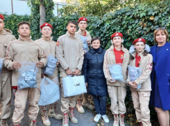 Подсумки, окопные свечи и маскировочные сети научились делать юнармейцы-ученики гимназии №5 в Морозовске