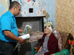 Труженицу тыла из Морозовского района поздравили с 90-летием президент, губернатор и односельчане