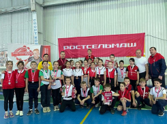 Первое место в соревнованиях по тэг-регби в Морозовске завоевала команда школы №4