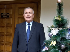 Главы районной, городской и сельских администраций, а также Морозовского района записали свои поздравления для всех на видео