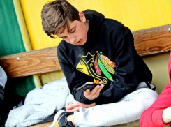 Российские чиновники предлагают ограничить использование мобильников в школах