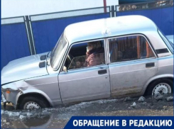 «Тонут и легковые, и грузовые»: автомобили тонут на Карла Маркса в Морозовске 