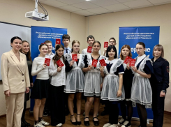 Юным морозовчанам вручили паспорта в торжественной обстановке