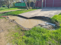 Из-за разрушения канализационного коллектора произошло подмывание и обрушение грунта на улице Октябрьская в Морозовске