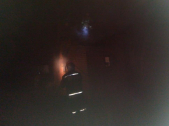 Ночью пожарные тушили бесхозный жилой дом хуторе Морозов